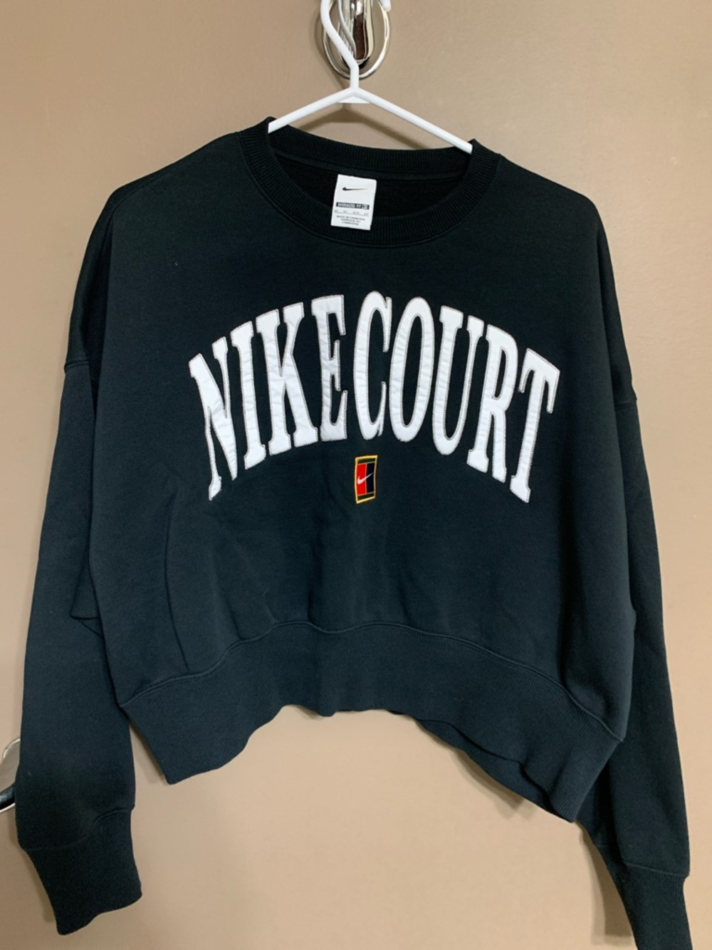 NIKECOURT Cropped Black Sweatshirt